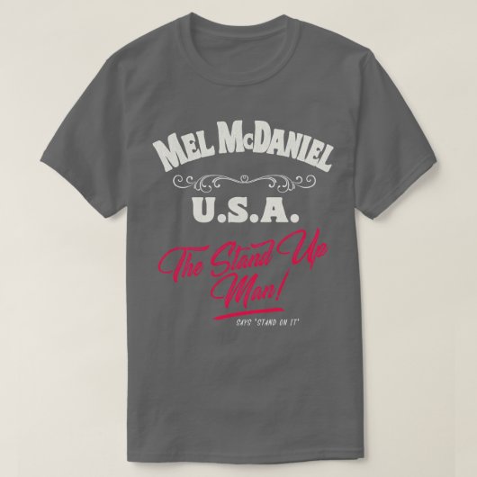 Mel McDaniel staat op zijn shirt (Design voorkant)