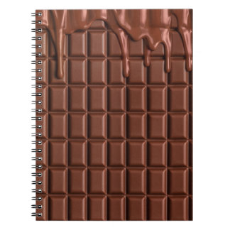 Melade chocolade die over een chocoladeblok druppe notitieboek