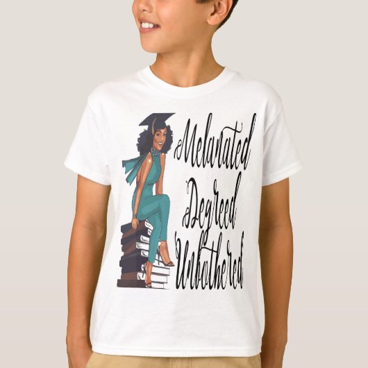 Melanated Degreed Zwart Meisje Magic Afstuderen T-shirt (Voorkant)