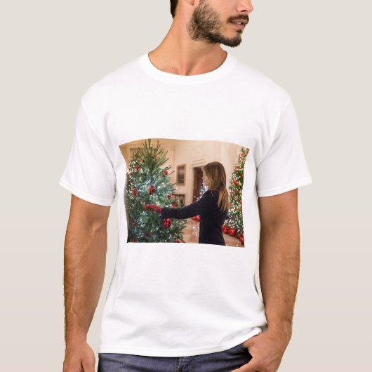 Melania Trump decorteert kerstboom T-shirt (Voorkant)