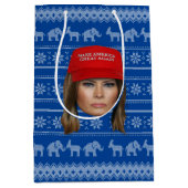 Melania Trump MAGA Kerstmis Medium Cadeauzakje (Voorkant)