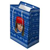 Melania Trump MAGA Kerstmis Medium Cadeauzakje (Achterkant Gekanteld)