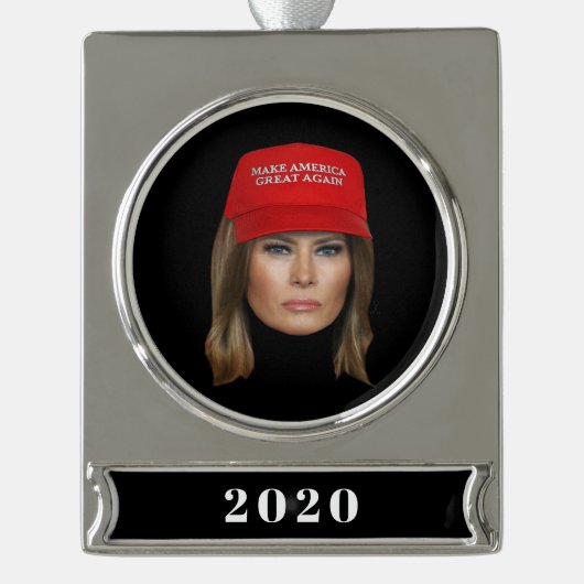 Melania Trump MAGA Kerstmis Verzilverd Banner Ornament (Voorkant)