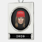 Melania Trump MAGA Kerstmis Verzilverd Banner Ornament (Links)