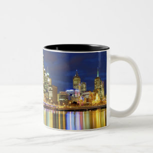 Melbourne, Australië. Een nachtelijk uitzicht van Tweekleurige Koffiemok