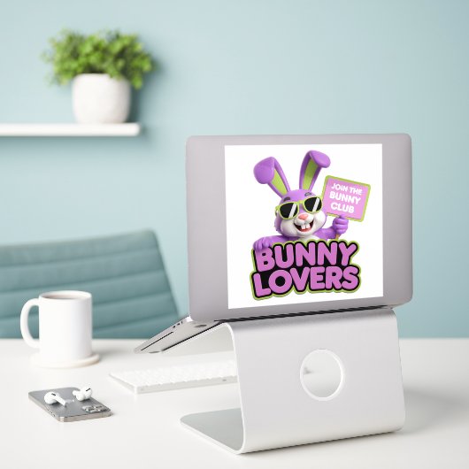 Meld u nu aan! Bunny Lovers Club Fun & Gifts Sticker (Laptop op bureau)