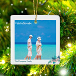 Mele Kalikimaka Beach 2 Foto Tropisch Kerstmis Keramisch Ornament<br><div class="desc">Een gewoon mooie kerstsieraad op het strand met een familiefoto van je eilandvakantie,  op de hoek gehouden door een  tropische Hibiscus-bloem in een mooie pekroze met blauwe groene palmbladeren. Een andere volledige foto versiert de achterkant van deze tweezijdige Hawaiiaanse feestdag.</div>