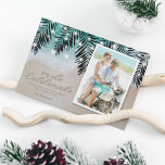 Mele Kalikimaka Beach Photo Holiday Card Feestdagenkaart<br><div class="desc">Elegant hawaiian kerstkaart met een tropische oceaankustlijn,  palmbladeren,  touwtreklichten,  een familieportret-afbeelding,  het gezegde 'mele kalikimaka' dat in het zand wordt gebracht,  een gepersonaliseerde boodschap,  en jouw naam.</div>