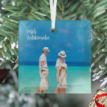 Mele Kalikimaka Beach Photo Island - Kerstmis Glas Ornament<br><div class="desc">Een simpel mooie kerstsieraad op het strand met een familiefoto van je tropische eilandvakantie en Mele Kalikimaka,  in wit schrift geschreven voor een cadeau voor een Hawaiiaanse vakantie. Personaliseer je met jouw naam voor een zomerreis.</div>