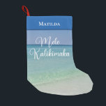 Mele Kalikimaka Beauful Beach Photography Custom Kleine Kerstsok<br><div class="desc">Deze , gepersonaliseerde kerstbezetting op het strand is voorzien van een prachtige kustkaart met een elegante typografie in het wit, waarop Mele Kalikimaka staat afgebeeld. Een leuke Hawaiiaanse manier om vrolijk kerstfeest in stijl te zeggen op een tropisch eiland. Breng me naar de oceaan deze vakantie. Pas de jouw naam...</div>