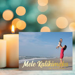 Mele Kalikimaka Chic Gold Script Beach Foto Folie Feestdagenkaart<br><div class="desc">Chic Mele Kalikimaka typekaarten om een Hawaiiaans kerstfeest op het strand te vieren. Pas deze prachtige tropische vakantiekaarten aan met je eigen strandvakantiefoto van Hawaii of andere oceaaneilanden onder het gouden folie script. Eén volledige foto decoreert de voorkant onder mooie krullende tekst.</div>