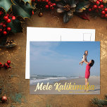 Mele Kalikimaka Chic Typography Beach Foto Gold Folie Feestdagen Briefkaart<br><div class="desc">Chic Mele Kalikimaka briefkaarten om een Hawaiiaans kerstfeest op het strand te vieren. Pas deze vrolijke tropische vakantie-briefkaarten aan met je eigen strandvakantiefoto van Hawaii of andere oceaaneilanden onder het gouden foliescript. Eén volledige foto decoreert de voorkant onder mooie krullende tekst.</div>