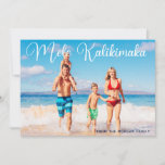 Mele Kalikimaka Familie Foto Beach Kerstmis 2022 Feestdagenkaart<br><div class="desc">Deze  strandkerstkaarten zijn voorzien van uw eigen zomervakantiefoto van de kust met een elegante typografie in het wit,  waarop Mele Kalikimaka staat afgebeeld. Een leuke Hawaiiaanse manier om vrolijk kerstfeest in stijl te zeggen op een tropisch eiland. Breng me naar de oceaan deze vakantie.</div>