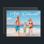 Mele Kalikimaka Familie Foto Beach Magnet Card<br><div class="desc">Deze kerstkaarten van de strandmagneten zijn voorzien van uw eigen zomervakantiefoto van de kust met een elegante typografische bekleding in het wit, waarop Mele Kalikimaka staat afgebeeld. Een leuke Hawaiiaanse manier om vrolijk kerstfeest in stijl te zeggen op een tropisch eiland. Neem me deze vakantie mee naar de oceaan met...</div>