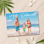 Mele Kalikimaka Familie Foto Strand Kerstmis Feestdagenkaart<br><div class="desc">Deze  strandkerstkaarten zijn voorzien van uw eigen zomervakantiefoto van de kust met een elegante typografie in het wit,  waarop Mele Kalikimaka staat afgebeeld. Een leuke Hawaiiaanse manier om vrolijk kerstfeest in stijl te zeggen op een tropisch eiland. Breng me naar de oceaan deze vakantie.</div>