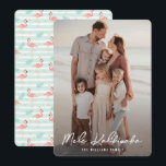 Mele Kalikimaka familie: Kerstmis Feestdagenkaart<br><div class="desc">Aangepaste foto Mele Kalikimaka-kaart met een foto op de voorkant en een roze en groene tropische patroon met palmbladeren en roze flamingos op de achterkant.</div>