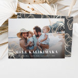 Mele Kalikimaka | Foto Hawaiian Floral Feestdagenkaart<br><div class="desc">Op de chic-feestfoto's staat "Mele Kalikimaka",  de kerstgroet in Hawaiian,  in witte letters als overlay op je favoriete strand of vakantiefoto,  met faux gouden folie tropische hibiscus-bloemen die naar de uithoeken kijken.</div>
