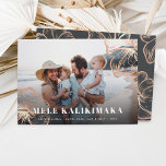 Mele Kalikimaka | Foto Hawaiian Floral Feestdagenkaart<br><div class="desc">Op de chic-feestfoto's staat "Mele Kalikimaka",  de kerstgroet in Hawaiian,  in witte letters als een bedekking op je favoriete strand of vakantiefoto,  met faux koperen folie tropische hibiscus-bloemen die naar de uithoeken kijken.</div>