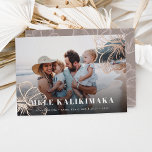 Mele Kalikimaka | Foto Hawaiian Floral Folie Feestdagenkaart<br><div class="desc">Op de chic-feestfoto's staat "Mele Kalikimaka",  de kerstgroet in Hawaiian,  in witte letters als overlay op je favoriete strand of vakantiefoto,  met roos gouden folie tropische hibiscus bloemen die naar de uithoeken kijken.</div>