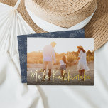 Mele Kalikimaka | Foto Hawaiian Folie Feestdagenkaart<br><div class="desc">De afbeelding met een volledige horizontale of landschapsgeoriënteerde vakantiefootkaart "Mele Kalikimaka",  de Hawaiiaanse kerstgroet,  in casual gouden foliehandgeschreven scripttypografie als bedekking op uw favoriete strand of vakantiefoto. Pas uw aangepast vakantiebericht,  het jaar en uw familienaam hieronder aan. Kaarten keren terug naar een koraalrif patroon.</div>