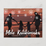 Mele Kalikimaka Hawaiian Beach Feestdagenkaart<br><div class="desc">Verstuur een feestetter met dit schattige kerstcadeautje met de handgeschreven Hawaiiaanse groet "Mele Kalikimaka" en sneeuwvlokken die in krijt over je favoriete horizontale familievakantiefoto zijn getekend. Achterzijde heeft uw persoonlijke bericht en uw retouradres voor eenvoudige mailing.</div>