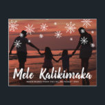 Mele Kalikimaka Hawaiian Beach Feestdagenkaart<br><div class="desc">Verstuur een feestetter met dit schattige kerstcadeautje met de handgeschreven Hawaiiaanse groet "Mele Kalikimaka" en sneeuwvlokken die in krijt over je favoriete horizontale familievakantiefoto zijn getekend. Achterzijde heeft uw persoonlijke bericht en uw retouradres voor eenvoudige mailing.</div>