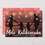 Mele Kalikimaka Hawaiian Beach Feestdagenkaart<br><div class="desc">Verstuur een feestvreugde met deze schattige kerstkaart met de handgeschreven Hawaiiaanse groet "Mele Kalikimaka" en sneeuwvlokken die in krijt over je favoriete familievakantiefoto zijn getekend. De achterkant heeft een sneeuwvlokpatroon boven een koraalzonnekleur. U kunt de kleur van de achtergrond wijzigen door op de knop "aanpassen" te klikken.</div>