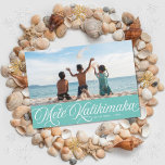 Mele Kalikimaka Hawaiian Holiday Aqua Fotokaart Feestdagenkaart<br><div class="desc">Deze Hawaiian vakantiefotoerkaart kenmerkt het witte retro geïnspireerde manuscript dat "Mele Kalikimaka"over een horizontale foto zegt. Op de rug is een eenvoudig aqua en wit diagonaal streeppatroon. U kunt het patroon verwijderen en een andere foto of extra tekst toevoegen...  Klik in het vervolgkeuzemenu op "Pas verder aan".</div>