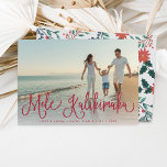 Mele Kalikimaka | Hawaiian Holiday-fotokaart Feestdagenkaart<br><div class="desc">De grafische kaart van de feestelijke fotokaart "Mele Kalikimaka, "de Hawaiian kerstgroet,  in rode hand letterlijke manuscripttypografie als bekleding op uw favoriete strand of vakantiefoto. Kaarten keren terug naar een botanisch vakantiepatroon in rood,  groen en munt.</div>