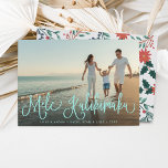 Mele Kalikimaka | Hawaiian Holiday-fotokaart Feestdagenkaart<br><div class="desc">De grafische betaalkaart voor feestdagen is voorzien van "Mele Kalikimaka",  de Hawaiiaanse kerstgroet,  in levendige tropische aqua,  hand-briefed script,  typografie als overlay op je favoriete strand of vakantiefoto. Kaarten keren terug naar een botanisch vakantiepatroon in rood,  groen en munt.</div>