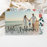 Mele Kalikimaka | Hawaiian Holiday-fotokaart Feestdagenkaart<br><div class="desc">De grafische kaart van de feestelijke fotokaart is "Mele Kalikimaka, " de kerstgroet in Hawaiian,  in zwarte hand geschreven scripttypografie als bekleding op uw favoriete strand of vakantiefoto. Kaarten keren terug naar een botanisch vakantiepatroon in rood,  groen en munt.</div>