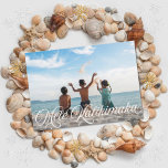 Mele Kalikimaka Hawaiian Holiday Fotokaart Feestdagenkaart<br><div class="desc">Deze Hawaiian vakantiefoto-kaart bevat een wit retro-geïnspireerd script dat "Mele Kalikimaka" op een volledige horizontale foto zegt. Op de achterkant is een eenvoudig rood en wit diagonaal streeppatroon. U kunt het patroon verwijderen en een andere foto of extra tekst toevoegen...  Klik in het vervolgkeuzemenu op "Pas verder aan".</div>
