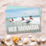 Mele Kalikimaka Hawaiian Island Vakantie Feestdagenkaart<br><div class="desc">Deze vakantiefotokaart met een Hawaïaans thema bevat leuke retro tiki-typografie met de tekst "Mele Kalikimaka" op een horizontale foto. Op de achterkant is een eenvoudig aqua en wit diagonaal streeppatroon. U kunt het patroon ook verwijderen en een andere foto of extra tekst toevoegen. Groetingskleur is aanpasbaar!</div>