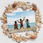 Mele Kalikimaka Hawaiian-kerstfoto Gold Card Folie Feestdagenkaart<br><div class="desc">Deze Hawaiian feestfoto kaart kenmerkt retro geïnspireerd manuscript dat "Mele Kalikimaka"over een volledig-afgeblazen horizontale foto zegt. Op de rug is een eenvoudige aqua kleurenachtergrond waaraan u spatie kunt verlaten, de kleur veranderen, een andere foto, en/of extra tekst toevoegen. De verhoogde goudfolie op deze kaart schittert echt en voegt die extra...</div>