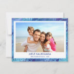 MELE KALIKIMAKA HAWAIIAN TROPISCH BLAUW FOTO FEESTDAGENKAART<br><div class="desc">Blauwe gloeiende Faux Folie Mele Kalikimaka Hawaiian Tropical Palm Leaf Family Photo Christmas Holiday Kaart. Het afbeelding en de familienaam kunnen worden vervangen op dit eenvoudige strand of kustvakantie Kerstmis Familie Fotokaart.</div>