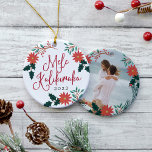 Mele Kalikimaka | Kerstfoto in Hawaiian Keramisch Ornament<br><div class="desc">Het feestelijke ornament is voorzien van de Hawaiiaanse kerstgroet "Mele Kalikimaka" in een rode hand letterlijke typografie,  omringd door rode punsettias,  heilige bladeren en kerstgrienerie. Pas met het jaar aan,  en voeg een favoriete foto of vakantiemomentopname aan de achterkant toe,  die met passende vakantiebloemen wordt aangepast.</div>