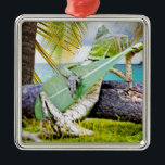 Mele Kalikimaka Metalen Ornament<br><div class="desc">Het weer buiten is angstaanjagend. Dit speelse ornament zal je kerstboom opwarmen en je verbeelding wegvegen naar het witte zand,  en palmbomen van een Caraïbisch eiland. Een perfecte veetenstort!</div>