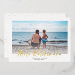 Mele Kalikimaka Minimale Kerstmis Foto Folie Feestdagenkaart<br><div class="desc">Verstuur stijlvolle feestjes met deze eenvoudige, minimale kerstkaarten. Ze zijn voorzien van typografie, lezen, "Mele Kalikimaka" in echte folie (je kunt kiezen uit goud, roos goud of zilver)! Was je in staat dit jaar naar een tropische bestemming te reizen? Gebruik deze kaart om je favoriete foto van je reis te...</div>