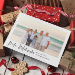 Mele Kalikimaka Modern Minimale Foto Feestdagenkaart<br><div class="desc">Verspreid dit vakantieseizoen met deze stijlvolle en schitterende fotokaart voor feestdagen. Met elegant en modern penseelscript dat "Mele Kalikimaka" met een geborstelde inktstructuur zegt.</div>