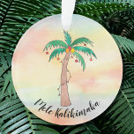 Mele Kalikimaka Palm Tree Ornament<br><div class="desc">Dit Mele Kalikimaka Ornament is versierd met een handbeschilderde palmboom versierd met lichten en bellen op een waterverf achtergrond. Omdat we onze eigen kunstwerken creëer,  zult u dit exacte afbeelding van andere ontwerpers niet vinden. Originele Waterverf © Michele Davies.</div>