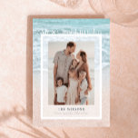 Mele Kalikimaka Tropical Beach Vakantie Fotokaart Kaart<br><div class="desc">Deze chique "Mele Kalikimaka" Hawaïaanse kerstvakantie fotokaart is voorzien van uw foto met een foto van de tropische oceaan. U kunt de achtergrondfoto wijzigen. De achterzijde is voorzien van palmbomen. Personaliseer het voor uw behoeften. Je kunt bijpassende producten vinden in mijn winkel.</div>