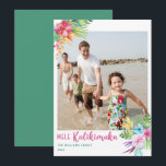 Mele Kalikimaka Tropical Flower Photo Holiday Kaar Feestdagenkaart<br><div class="desc">Zeg welig kerstfeest in Hawaiian met deze Mele Kalikimaka-vakantiekaart. Biedt  tropische bloemen en een plek voor je familiefoto. Geweldig beachy vibe! Omvat een plaats voor familienaam en jaar.</div>