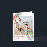 Mele Kalikimaka Tropical Flowers Photo Holiday Feestdagen Kaart<br><div class="desc">Zeg welig kerstfeest in Hawaiian met deze Mele Kalikimaka-vakantiekaart. Biedt  tropische bloemen en een plek voor je familiefoto. Geweldig beachy vibe! Omvat een plaats voor familienaam en een jaar op de voorzijde en ruimte voor uw vakantiedag binnenin.</div>