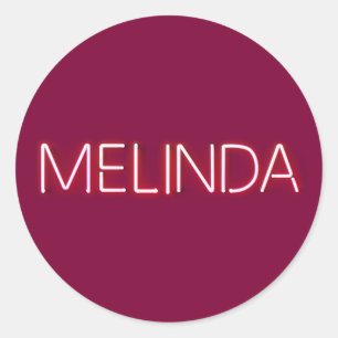 Melinda-naam in gloeiende neonlampen ronde sticker