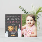 Melk en koekjes eerste verjaardag uitnodiging meis (Staand voorkant)