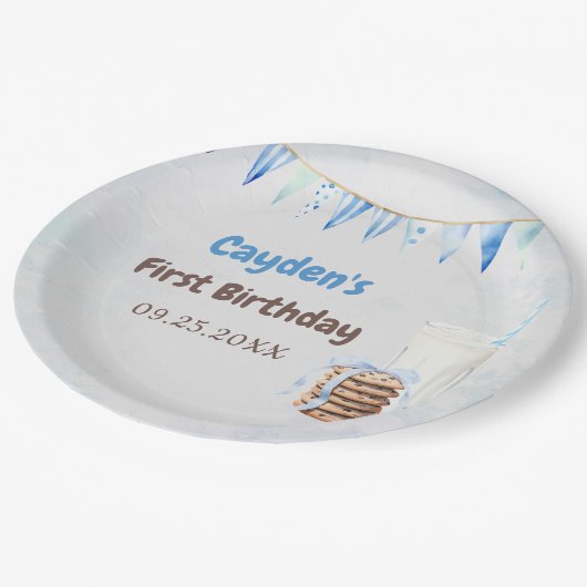 Melk en koekjes jongen eerste verjaardagsfeestje papieren bordje (Gekanteld)