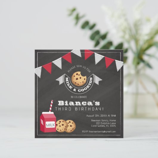 Melk en koekjes verjaardagsuitnodiging -  Cha Kaart (Staand voorkant)