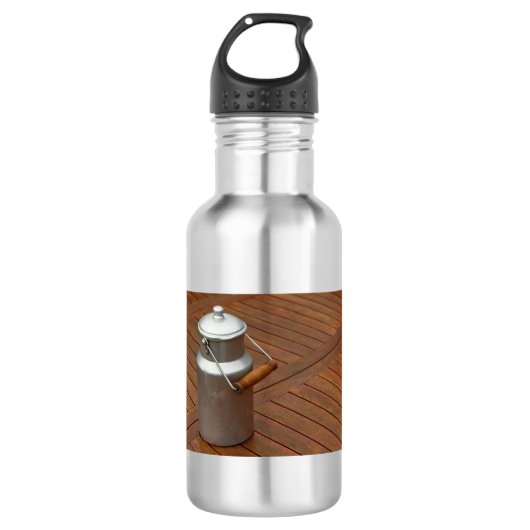 Melkblikken op tafel waterfles  (Voorkant)