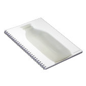 Melkfles op witte achtergrond notitieboek (Rechterzijde)