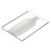 Melkfles op witte achtergrond notitieboek (Linkerzijde)